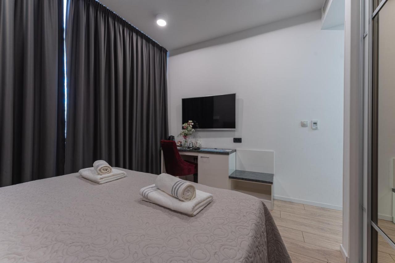 Sky & Sun Luxury Rooms With Private Parking In The Garage Zadar Exterior photo