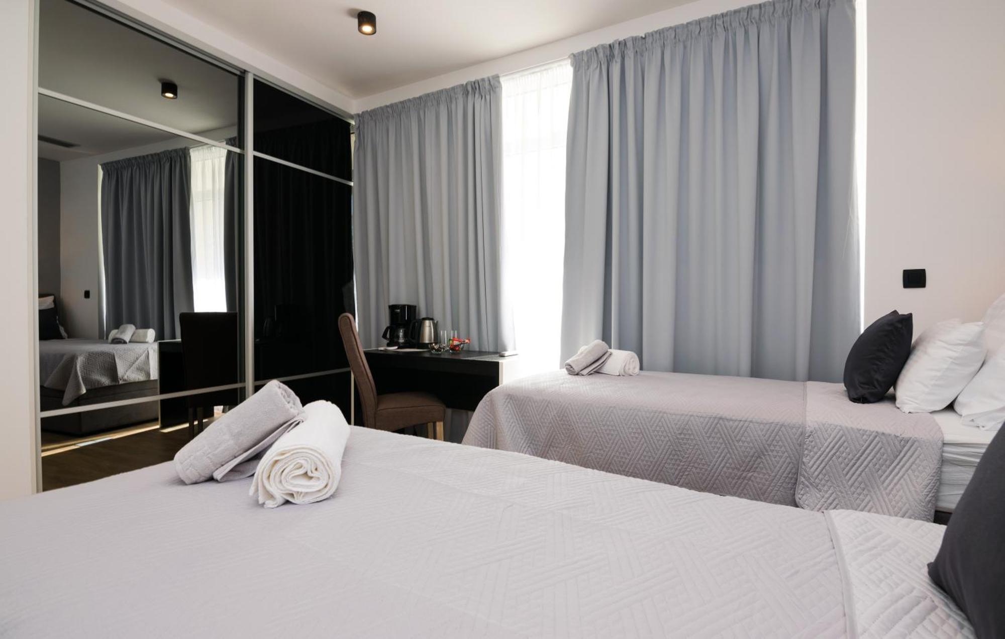 Sky & Sun Luxury Rooms With Private Parking In The Garage Zadar Room photo